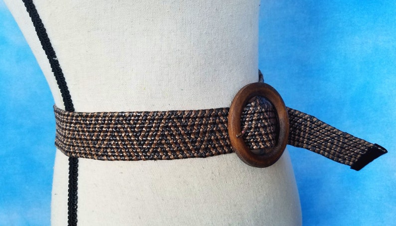 Vintage 90s Woven Brown 2-Tone Stretch Raffia Belt, Tribal Triangle Pattern, Large Circular Wooden Buckle/ Up To 40 Waist image 6