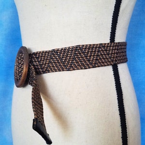 Vintage 90s Woven Brown 2-Tone Stretch Raffia Belt, Tribal Triangle Pattern, Large Circular Wooden Buckle/ Up To 40 Waist image 3