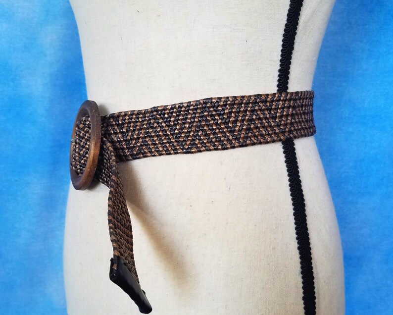 Vintage 90s Woven Brown 2-Tone Stretch Raffia Belt, Tribal Triangle Pattern, Large Circular Wooden Buckle/ Up To 40 Waist image 3