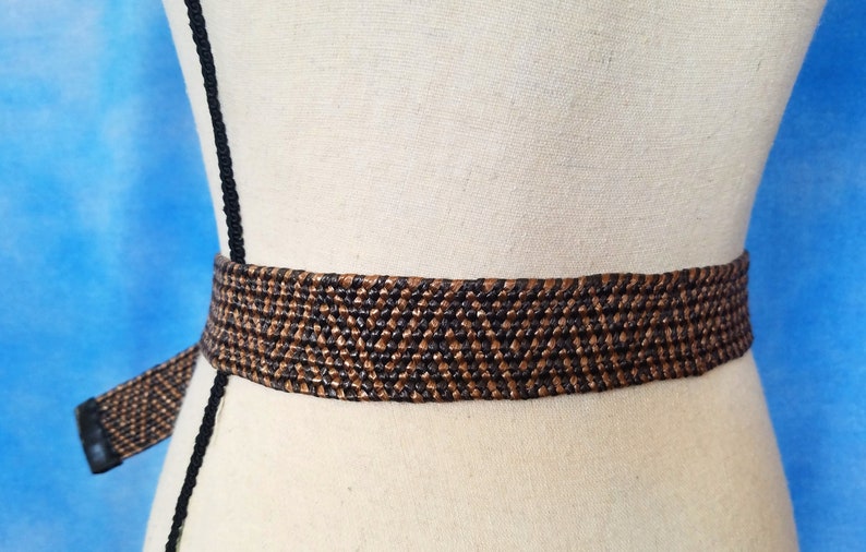 Vintage 90s Woven Brown 2-Tone Stretch Raffia Belt, Tribal Triangle Pattern, Large Circular Wooden Buckle/ Up To 40 Waist image 4