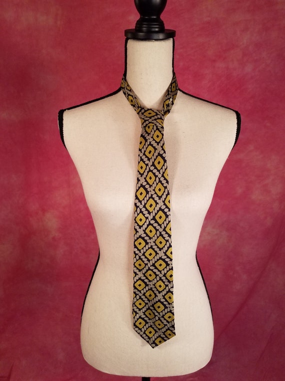Vintage 80s Mens Designer Silk Necktie/ Navy backg