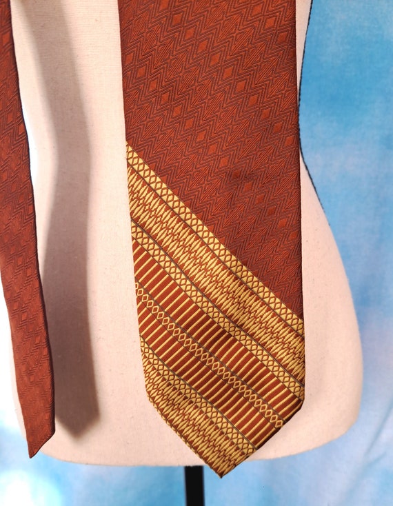 Vintage 70s Wide Blade Rust and Maize Jacquard Ti… - image 1