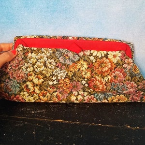 Vintage 50s o 60s Floral Tapestry Brocade Trapecio Embrague de marco largo, Cinta de grogrén rojo grosella, Forro a juego, Cierre con resorte