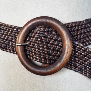 Vintage 90s Woven Brown 2-Tone Stretch Raffia Belt, Tribal Triangle Pattern, Large Circular Wooden Buckle/ Up To 40 Waist image 2