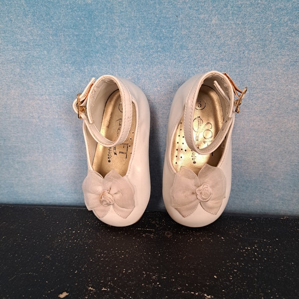 Vintage 90s White (Faux) Patent Leather Baby Shoes, Ankle Straps, Grosgrain & Organza Bows, Ribbon Rosettes/ Soft by HighLights/ Infant Sz 3