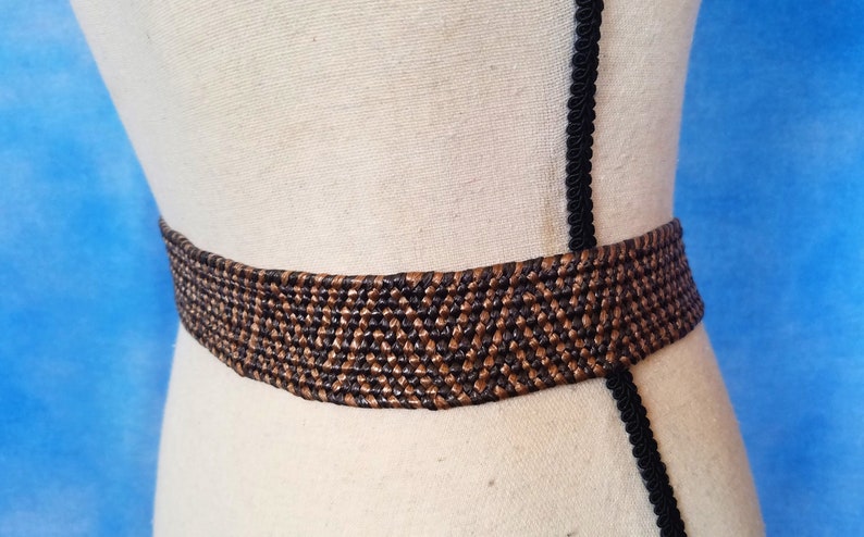 Vintage 90s Woven Brown 2-Tone Stretch Raffia Belt, Tribal Triangle Pattern, Large Circular Wooden Buckle/ Up To 40 Waist image 5