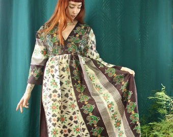 Robe afghane vintage en soie recyclée bohème hippie des années 60 et 70. Robe longue. À motifs. Manches longues. Fête. Flottant. Brodé. Mariage.