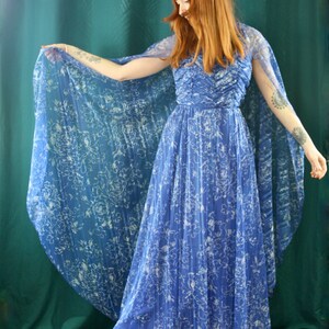 Zeldzame vintage jaren 1970 Jean Allen Cape blauwe maxi-jurk. Boho puur. Ruches lijfje. Feestjurk. Retro. afbeelding 6