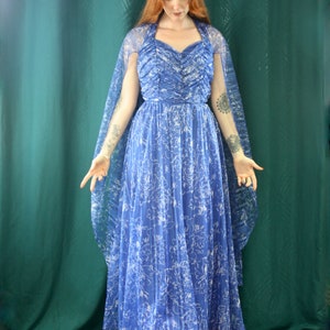 Zeldzame vintage jaren 1970 Jean Allen Cape blauwe maxi-jurk. Boho puur. Ruches lijfje. Feestjurk. Retro. afbeelding 7