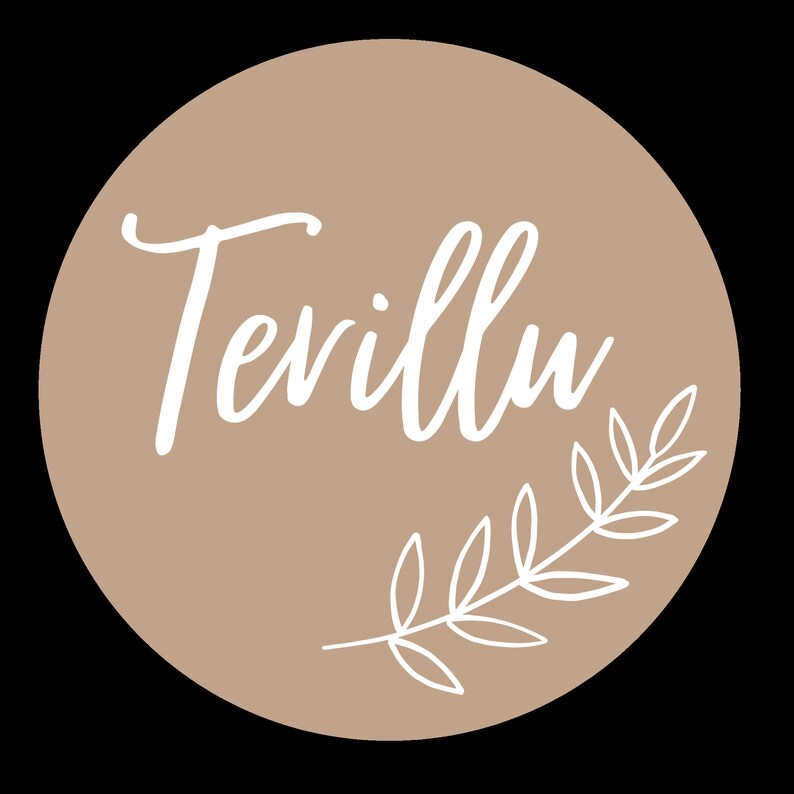 Puede incluir: Un c&iacute;rculo marr&oacute;n claro con la palabra "Tevillu" escrita en cursiva blanca. Debajo del texto hay una rama estilizada blanca con hojas.