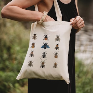 Fabric bag with bee illustration - Sustainable gift for nature lovers and beekeepers