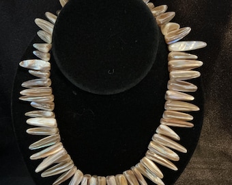 Collana vintage a bavaglino in madreperla