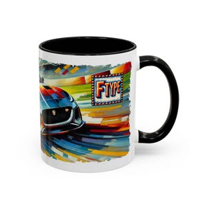 Puede incluir: Taza de cerámica blanca con interior y asa negros. La taza presenta una colorida representación artística de un coche deportivo en un circuito, con la palabra "FTYPE" en un marco decorativo.