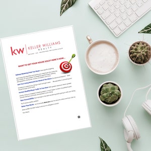 Puede incluir: Un folleto blanco con un logotipo rojo y blanco para Keller Williams Realty. El folleto tiene un objetivo rojo con una flecha blanca en el centro. El texto del folleto dice "&iquest;Quieres vender tu casa? As&iacute; es como..." y enumera varios puntos sobre los servicios de la empresa.