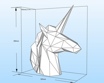 Op de afbeelding: Een wit geometrisch eenhoornhoofdbeeld met een 3D-ontwerp. Het beeld is 36,8 cm hoog, 34,5 cm breed en 38 cm diep.