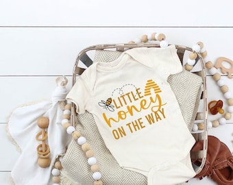Kleine honing onderweg, Bee zwangerschap aankondiging Svg, baby shower afdrukbaar, SVG gesneden bestand, afdrukbare PNG, silhouet, Cricut, sublimatie