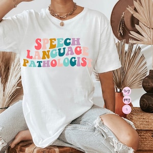 Patólogo del lenguaje del habla PNG de sublimación, texto ondulado retro, profesor de habla, PNG de sublimación para camisetas, PNG imprimible de sublimación de Cricut