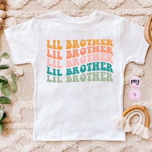 Kleiner Bruder PNG, gewellter Text, Kleinkind-Shirt png, Retro Bruder Schwester, Kinder-Shirt-Design, Geschwister, Kleinkind-T-Shirt