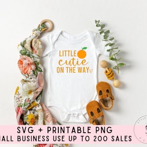 Little Cutie on the Way, Annonce de grossesse Svg, Baby Shower, Fichier de coupe SVG printemps-été, PNG imprimable, Silhouette, Cricut, Sublimation