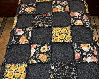 Trapunta autunnale con motivo a ragtime, copridivano con girasoli e zucche, decorazione in stile rustico.