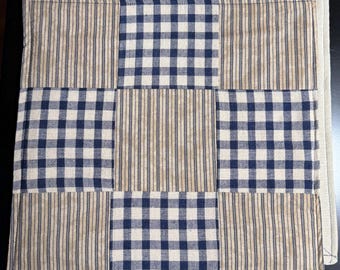 Blau karierte Snackmatte, rustikaler, handgewebter Tassenuntersetzer, gesteppte Kaffeekerzenmatte im Landhausstil (30 x 30 cm)