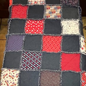 Courtepointe patriotique en chiffon : jeté de canapé Americana fait main (53 x 53 po.)