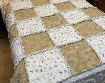 Bee Rag Quilt, sofa throw, farmhouse rag quilt, bee sofa throw, country quilt, handmade quilt, handmade gift, housewarming gift, bee throw