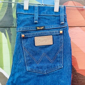 Wrangler Denim Jeans in Medium Wash, High-waisted, Size W29xL32, Button and Zipper Closure, Vintage Western Wear, Retro Southwestern Apparel