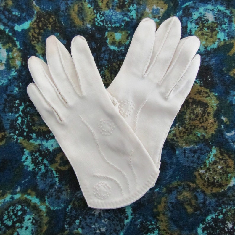 Vintage 1960/'s Women/'s Short Cotton Gloves in Cream White with Embroidery