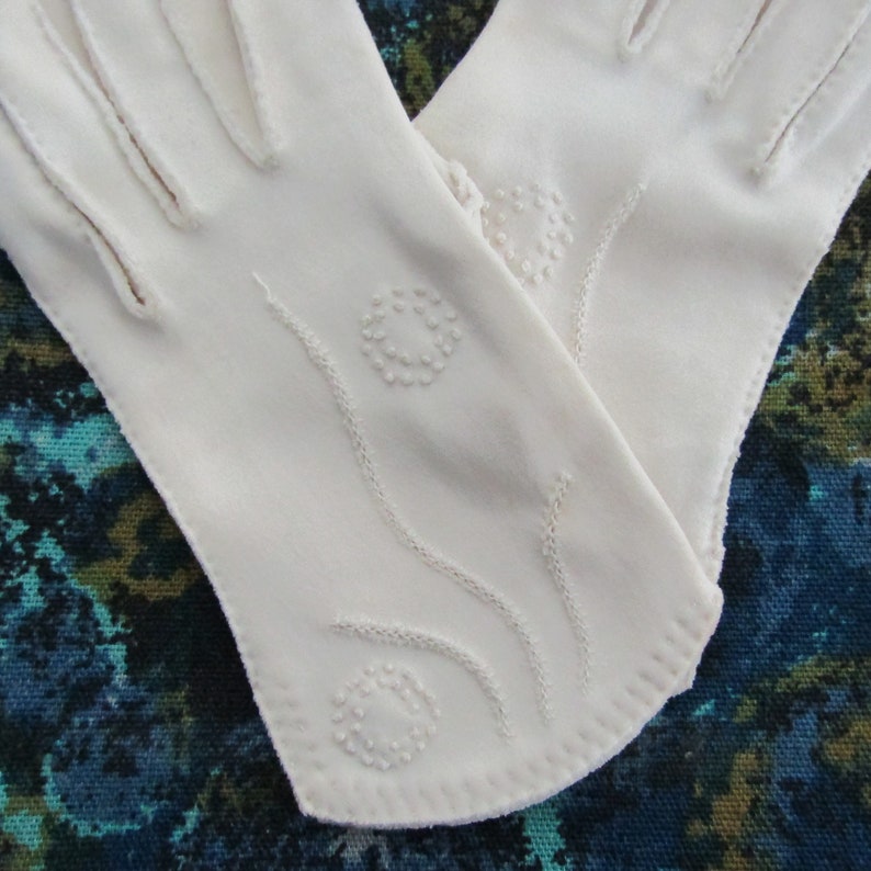 Vintage 1960/'s Women/'s Short Cotton Gloves in Cream White with Embroidery