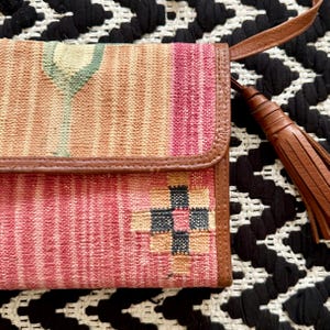 Cartera cruzada azteca tejida con detalles de cuero, bolso vintage estilo western, bolso retro estilo vaquera del suroeste
