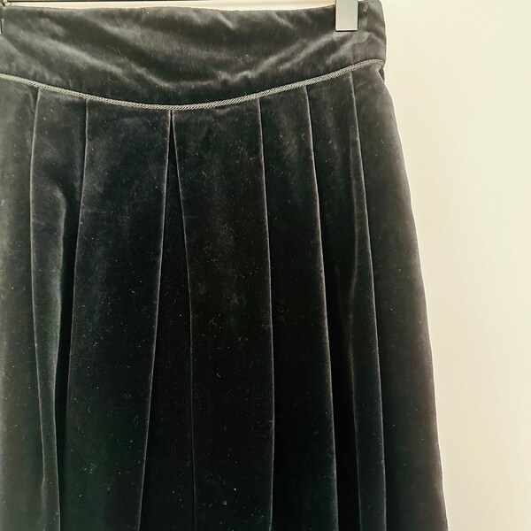 Vintage Black Velvet Skirt, Vintage Cowgirl Retro Western, Fall Autumn Winter Women's Clothing, Women's size 12 but Fits like a Small