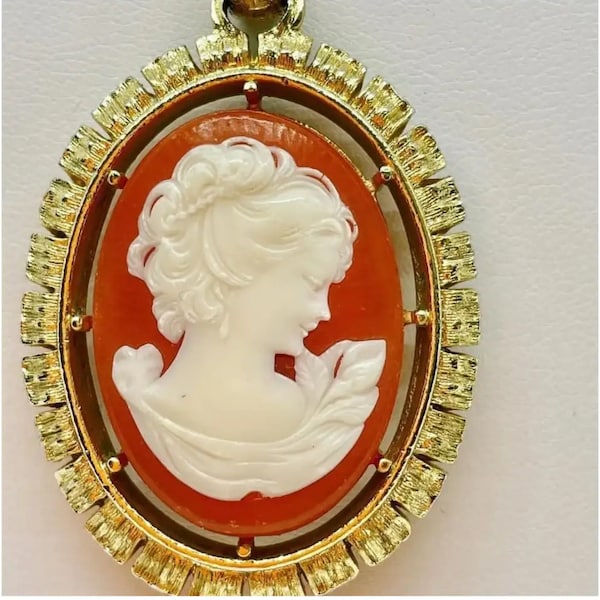 Vintage  1974 victorian style reversible cameo golden pendant with gold tone chain.