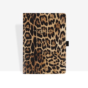 Puede incluir: Una agenda rectangular con un patrón de estampado de leopardo en marrón y negro. La cubierta presenta el texto "TWO THOUSAND TWENTY SEVEN" en letras blancas pequeñas cerca de la parte superior y la palabra "DIARY" en blanco en la parte inferior.