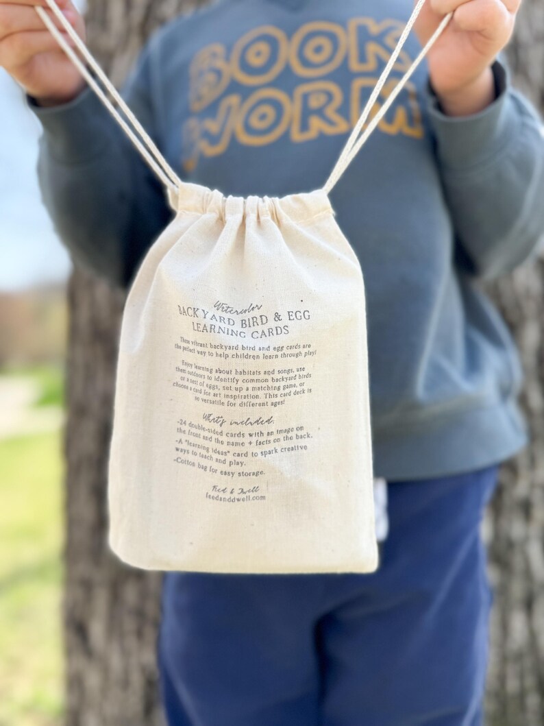 K&ouml;nnte beinhalten: Eine wei&szlig;e Kordeltasche mit einem Etikett, auf dem "Witencedor Jack Yard Bird & Egg Learning Cards" steht. Das Etikett beschreibt die Karten als eine lustige M&ouml;glichkeit f&uuml;r Kinder, spielerisch zu lernen. Die Tasche ist mit Karten gef&uuml;llt und hat einen Kordelverschluss.