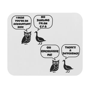 Può includere: Tappetino per mouse bianco con un design umoristico con un gufo e un'oca in una conversazione. Il testo include frasi come "Ho sentito che sei un contabile ora" e "No tesoro, sono un CPA".