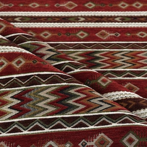 Pode incluir: Tecido estampado em vermelho, verde e marrom com um design geométrico. O tecido tem uma textura tecida e é perfeito para estofamento ou projetos de artesanato.