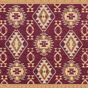 Puede incluir: Un primer plano de una tela color burdeos con un patr&oacute;n geom&eacute;trico en tonos beige, morado y azul. La tela tiene una superficie texturizada y un patr&oacute;n repetitivo de diamantes y cuadrados.