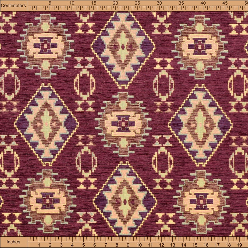 Puede incluir: Un primer plano de una tela color burdeos con un patr&oacute;n geom&eacute;trico en tonos beige, morado y azul. La tela tiene una superficie texturizada y un patr&oacute;n repetitivo de diamantes y cuadrados.