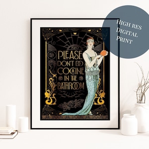 以下が含まれることがあります： 青いドレスを着た女性がオレンジを持っている、ビンテージスタイルのポスター。ポスターは金色のアクセントと「PLEASE DON'T DO COCAINE IN THE BATHROOM 1920」というテキストがあります。