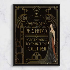 Pu&ograve; includere: Una stampa artistica da parete incorniciata in nero e oro con due pavoni stilizzati e una persona in abito lungo. Il testo recita: EVERYBODY WANTS TO BE A HERO NOBODY WANTS TO CHANGE THE TOILET ROLL. Il design utilizza linee geometriche e dettagli oro.