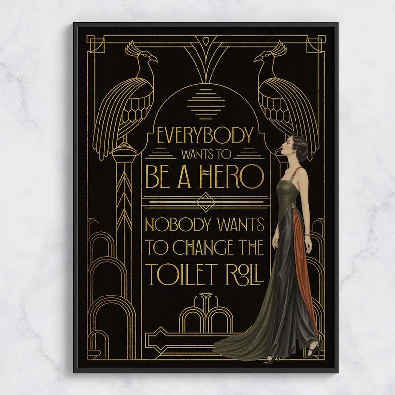 Pu&ograve; includere: Una stampa artistica da parete incorniciata in nero e oro con due pavoni stilizzati e una persona in abito lungo. Il testo recita: EVERYBODY WANTS TO BE A HERO NOBODY WANTS TO CHANGE THE TOILET ROLL. Il design utilizza linee geometriche e dettagli oro.