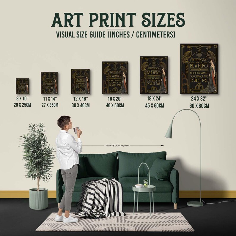 Pu&ograve; includere: Una guida alle dimensioni per stampe artistiche con sei poster neri e oro con il testo 'EVERYBODY WANTS TO BE A HERO NOBODY WANTS TO CHANGE THE TOILET ROLL'. Le dimensioni variano da 20x25 cm a 60x80 cm, esposti sopra un divano verde.