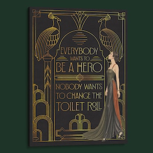 Pu&ograve; includere: Una stampa murale rettangolare nera con disegni a linee dorate di due pavoni e motivi geometrici. Il testo recita: EVERYBODY WANTS TO BE A HERO, NOBODY WANTS TO CHANGE THE TOILET ROLL. Una figura in un lungo abito scuro si trova a destra.