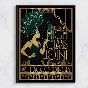 Peut inclure: Impression de style Art Déco représentant une femme en robe turquoise et coiffe en plumes de paon, fumant une cigarette. Le texte doré sur fond noir indique : « This is a High Class Joint, Act Accordingly ».