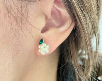 Dainty pearl flower earrings, mini pearl flower earrings, small statement earrings, dainty flower studs, [Nickel-free!]