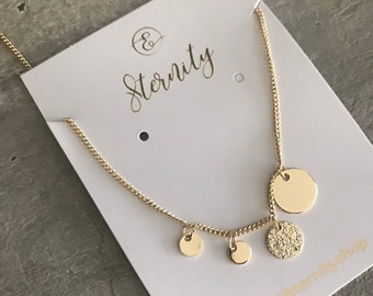 Eenvoudige gouden schijfketting, schijfketting met meerdere bedels, asymmetrische ketting, gouden ketting met hanger