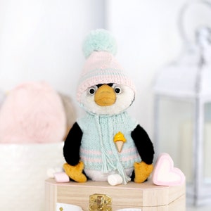 Teddy Pinguin als Geschenk zum Valentinstag, Stofftier als Babygeschenk, handgemachtes Plüschtier als Babygeschenk, individuelle Pinguindekoration.