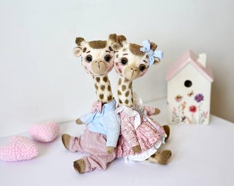 Jirafa de tela de peluche, jirafa de peluche de artista, figura de animal OOAK, regalo coleccionable de cumpleaños o Navidad, decoración de habitación, juguete de jirafa