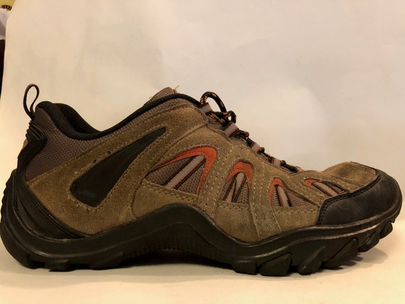 hiking tennis shoes